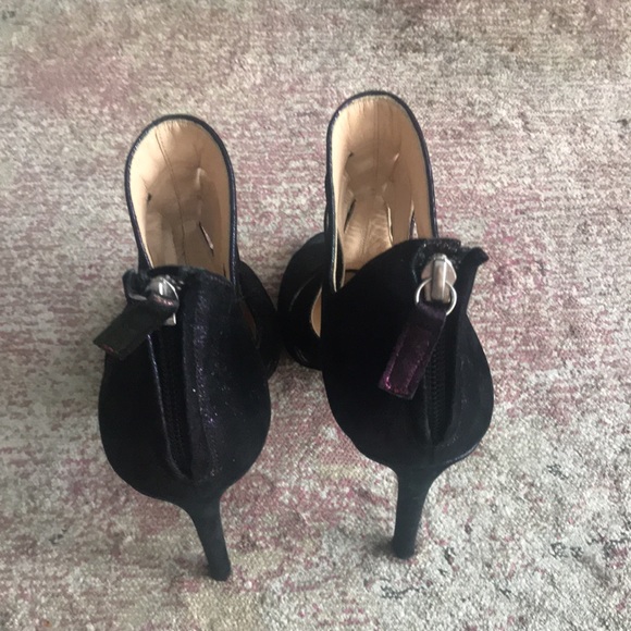 Iridescent purple leather cage sandals by Alejandro Ingelmo. - Picture 4 of 8